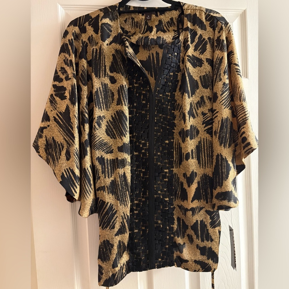 NWT Dana Buchman Black and Gold Blouse SIZE M WITH SELF BELT